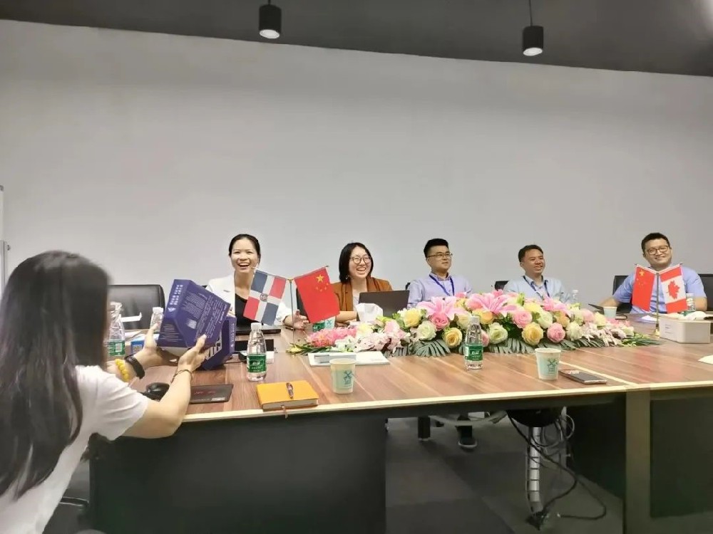 We warmly welcome Qiu Huiling, vice president of Shenzhen University of Technology